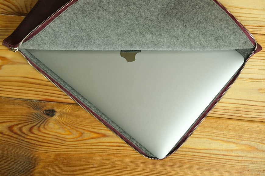 Шкіряний чохол для MacBook на блискавці з повстю Дизайн №41, натуральна Вінтажна шкіра, колір Бордо 9011 фото