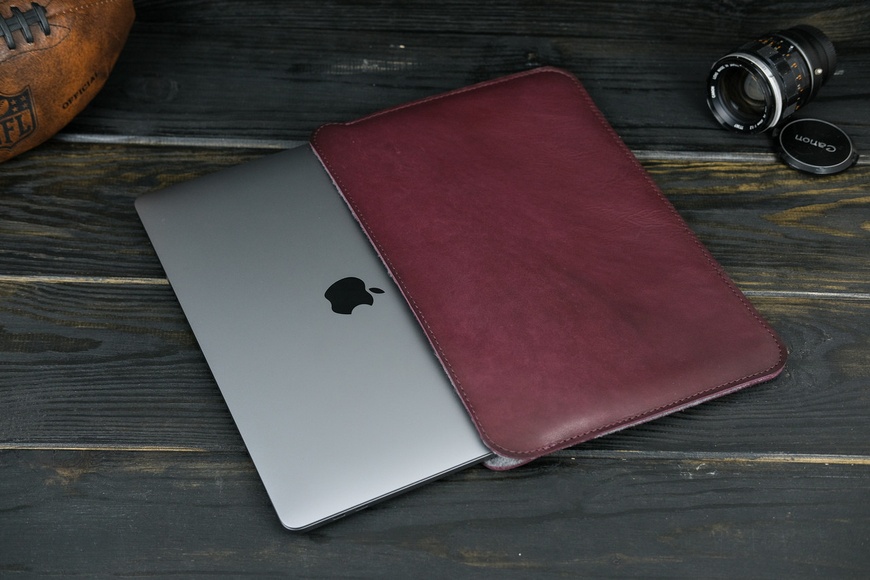 Шкіряний чохол для MacBook Дизайн №2 з повстю, натуральна шкіра італійський Краст, колір Бордо 9150 фото