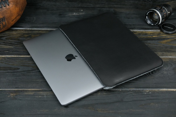 Шкіряний чохол для MacBook Дизайн №2 з повстю, натуральна шкіра італійський Краст, колір Чорний 9147 фото